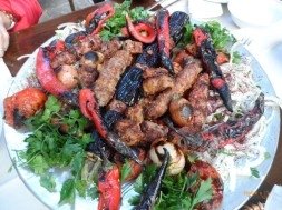 Cevahir Konuk Evinde karışık kebap, Urfa’da Nerede Ne Yenir