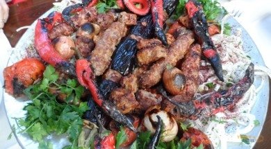 Cevahir Konuk Evinde karışık kebap, Urfa’da Nerede Ne Yenir